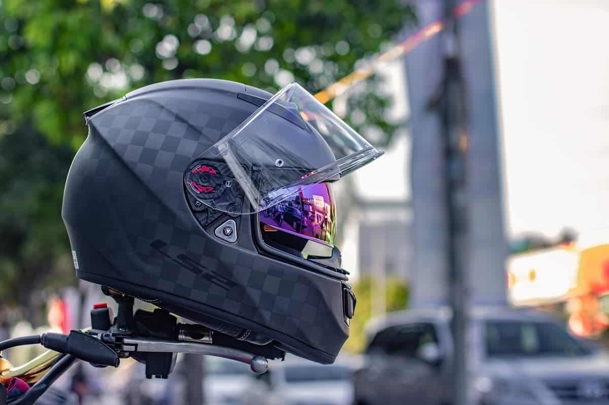 Best Motorcycle Helmets for Big Heads [2023 UPDATE] – Heads Don’t Bounce